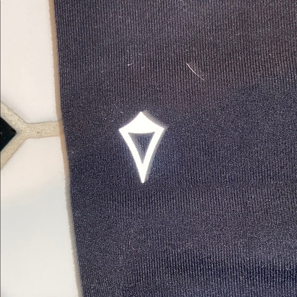 Ripped black ivivva legging - Picture 3 of 4